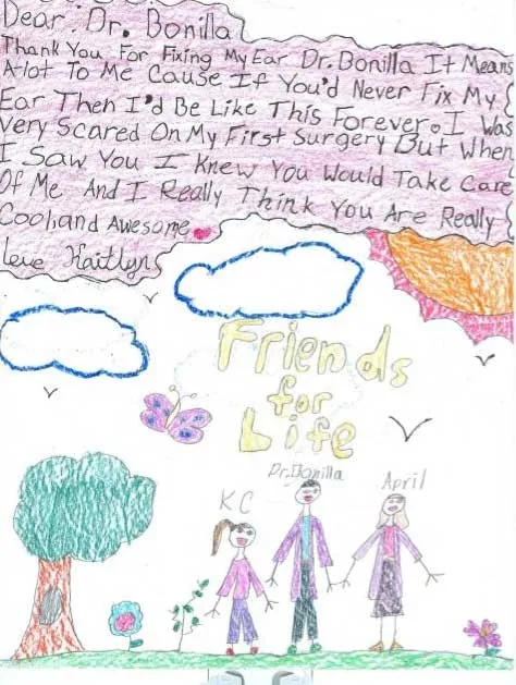 Dibujo colorido y carta de pacientes al Dr. Bonilla titulados «Amigos para toda la vida», que muestran al doctor con dos pacientes bajo un sol brillante y nubes, agradeciéndole que les haya arreglado las orejas