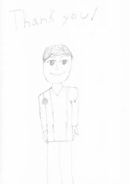 Retrato infantil a lápiz de un cirujano sonriente con ropa quirúrgica y una identificación, con «Gracias» escrito encima: un homenaje cuidadosamente dibujado al Dr. Arturo Bonilla de un paciente agradecido que se sometió a cirugía de microtia
