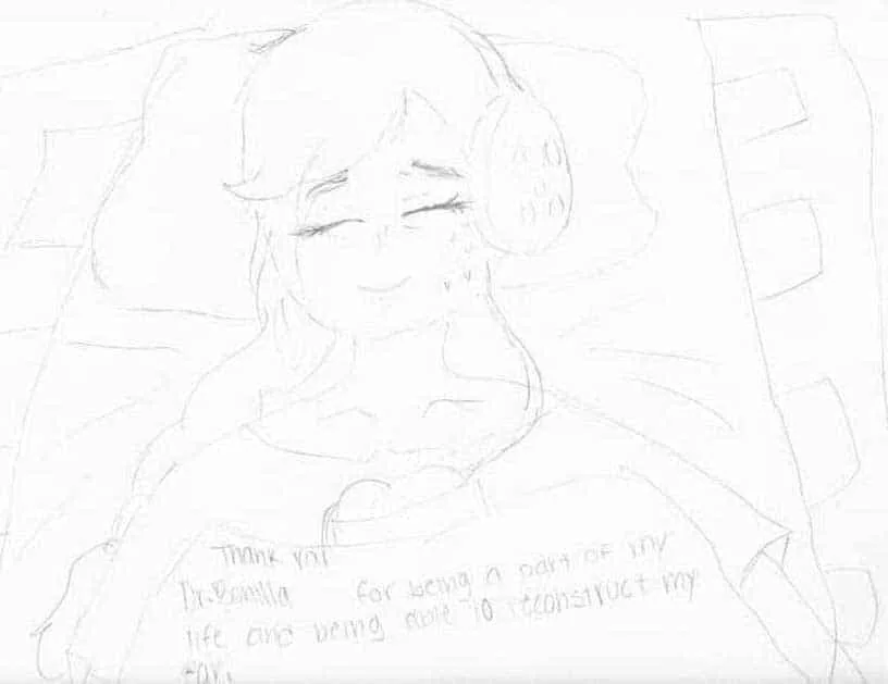 Boceto detallado a lápiz de una adolescente con auriculares sobre ambas orejas, con un mensaje manuscrito que agradece al Dr. Arturo Bonilla ser parte de su vida y poder reconstruirle la oreja: un homenaje artístico y profundamente personal de una paciente agradecida que se sometió a cirugía de microtia