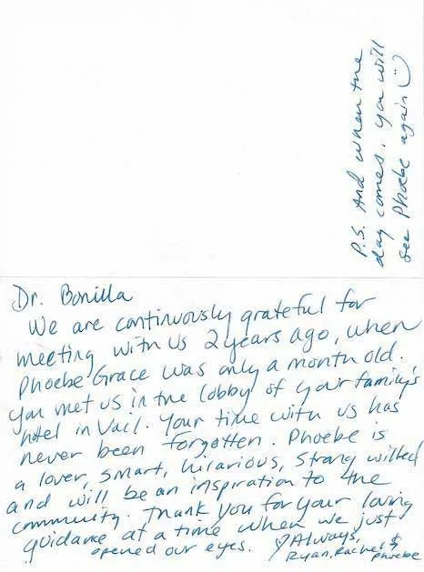 Tarjeta manuscrita de Ryan, Rachel y Phoebe Grace, que relata cómo el Dr. Arturo Bonilla los conoció en el vestíbulo de un hotel en Vail cuando Phoebe tenía solo un mes de edad, y expresa gratitud continua por su orientación afectuosa al comienzo de su experiencia con la microtia: una carta profundamente personal de una familia agradecida que vive con la microtia