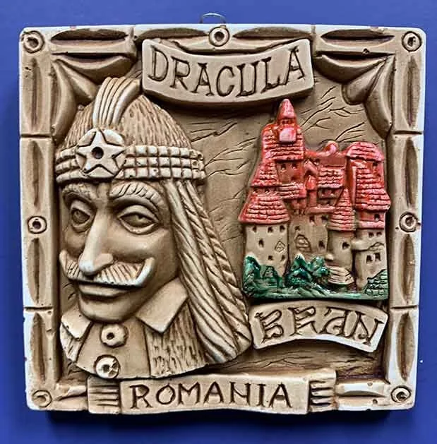 Placa de cerámica pintada en relieve, de Rumania, que representa a Vlad el Empalador y el castillo de Bran, rotulada Dracula Bran Romania, regalada al Dr. Arturo Bonilla como un recuerdo internacional único de la familia de un paciente que se sometió a cirugía de microtia