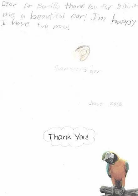 Carta escrita a mano de un paciente llamado Samuel, fechada en junio de 2018, con un boceto a lápiz de su propia oreja reconstruida rotulado «La oreja de Samuel» y una fotografía de un loro, que expresa con alegría su felicidad por tener ahora dos orejas: un regalo de agradecimiento singularmente personal al Dr. Arturo Bonilla de un paciente agradecido que se sometió a cirugía de microtia
