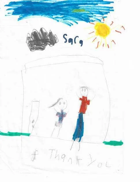 Dibujo infantil con crayones firmado Sarg, con un sol amarillo brillante, cielo azul, una nube gris y dos figuras de palitos de pie en un interior, con un gran «Gracias» escrito debajo: una expresión sencilla y alegre de gratitud al Dr. Arturo Bonilla de un paciente joven que se sometió a cirugía de microtia