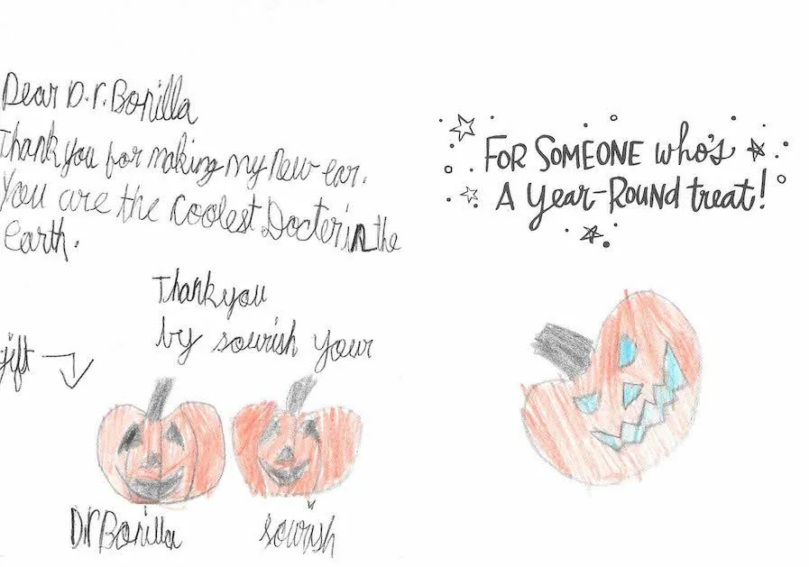 Tarjeta de Halloween de un niño llamado Sourish, con calabazas dibujadas a lápiz rotuladas individualmente Dr. Bonilla y Sourish, que agradece al Dr. Arturo Bonilla haberle hecho una nueva oreja: un encantador regalo de temporada de un paciente agradecido que se sometió a cirugía de microtia