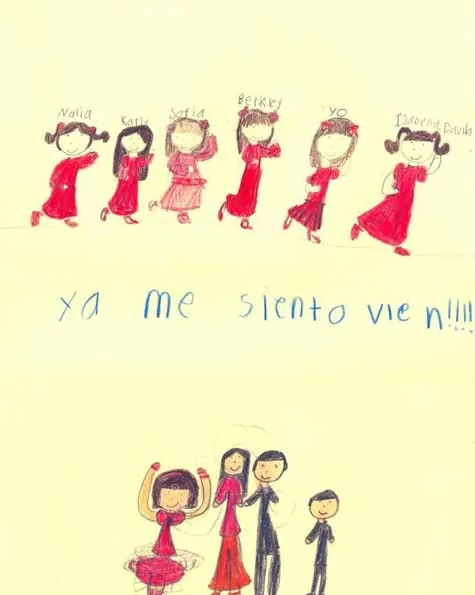 Dibujo de un paciente en español con una fila de niñas con vestidos rojos y un grupo familiar, con el mensaje «ya me siento bien», que celebra la recuperación después de la cirugía de microtia
