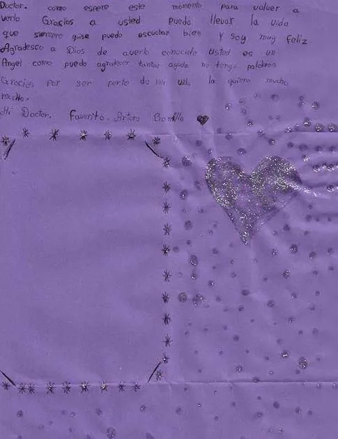 Carta manuscrita en papel morado, decorada con un gran corazón de brillantina plateada y adornos de estrellas, que se dirige al Dr. Arturo Bonilla como «Mi Doctor Favorito» y lo llama un ángel, escrita en español por un paciente que expresa profunda alegría y gratitud después de la cirugía de microtia