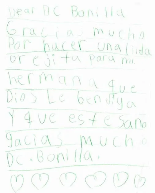 Carta manuscrita en tinta verde, escrita en español por un hermano o una hermana, que agradece al Dr. Arturo Bonilla haberle hecho una hermosa orejita a su hermana, pide a Dios que lo bendiga y termina con una fila de corazones: un conmovedor homenaje familiar después de la cirugía de reconstrucción de oreja por microtia