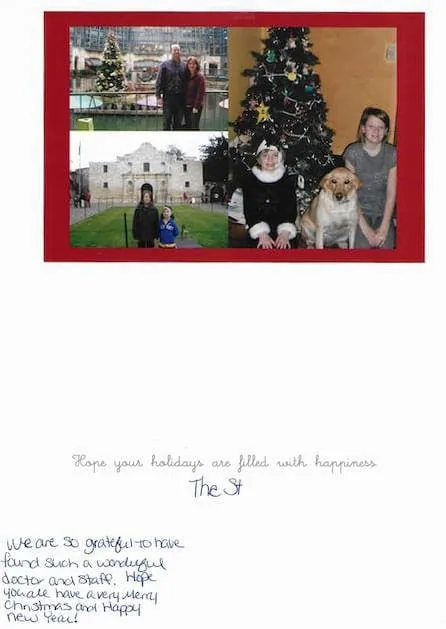 Tarjeta familiar de fotografías navideñas de la familia St., con varias instantáneas festivas, incluida una visita a El Álamo y un niño con disfraz de duende junto a un golden retriever, y una nota manuscrita que expresa una profunda gratitud por haber encontrado a un doctor y un personal tan maravillosos: un cálido homenaje de temporada al Dr. Arturo Bonilla de una familia agradecida por la cirugía de microtia
