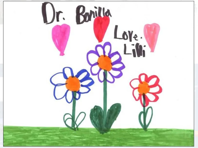 Tarjeta de agradecimiento hecha por un paciente para el Dr. Bonilla, con un dibujo de un jardín de flores de colores vivos y un mensaje de agradecimiento