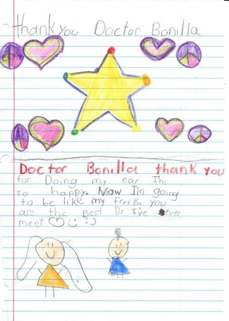Carta emotiva de agradecimiento al Dr. Bonilla en papel rayado, decorada con una gran estrella amarilla, corazones morados y símbolos de paz, que expresa alegría por tener una oreja como la de sus amigos