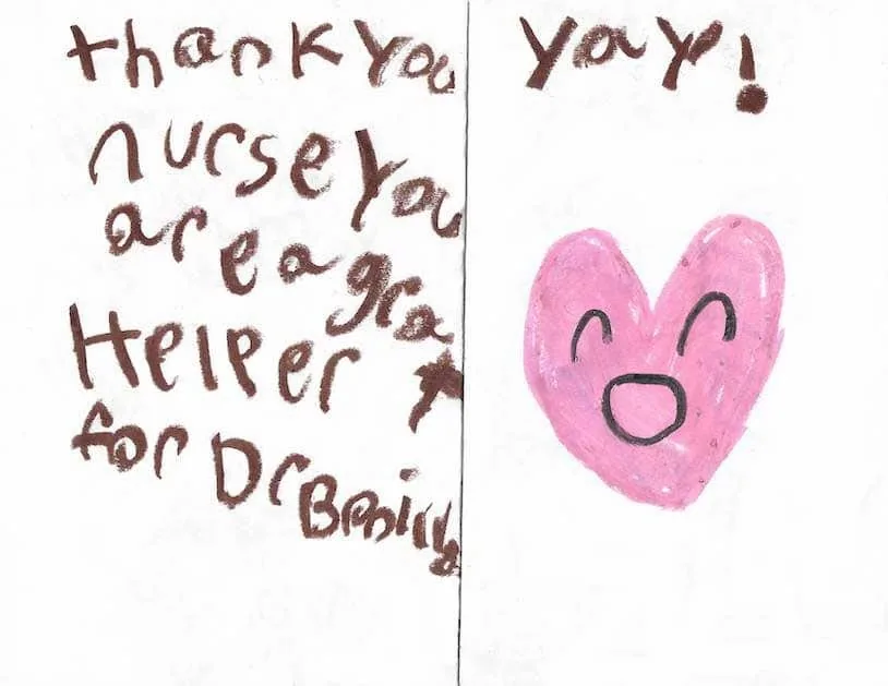 Tarjeta de dos paneles, con letras de marcador marrón a la izquierda que agradecen a la enfermera ser una gran ayudante del Dr. Bonilla, y un gran corazón rosa sonriente con «¡Viva!» a la derecha: un alegre homenaje al equipo de atención que rodea al Dr. Arturo Bonilla de un paciente agradecido que se sometió a cirugía de microtia