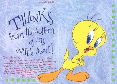 Tarjeta que dice «Gracias desde el fondo de mi corazoncito», con Tweety Bird, enviada al Dr. Bonilla por Eric y Ronnie para agradecerle su trabajo en las cirugías de microtia