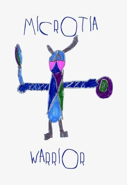 Dibujo infantil con crayones de una figura azul de estilo superhéroe, con el destacado título «Guerrero de la microtia»: un regalo de agradecimiento al Dr. Arturo Bonilla que inspira fortaleza y celebra la identidad después de la cirugía de reconstrucción por microtia