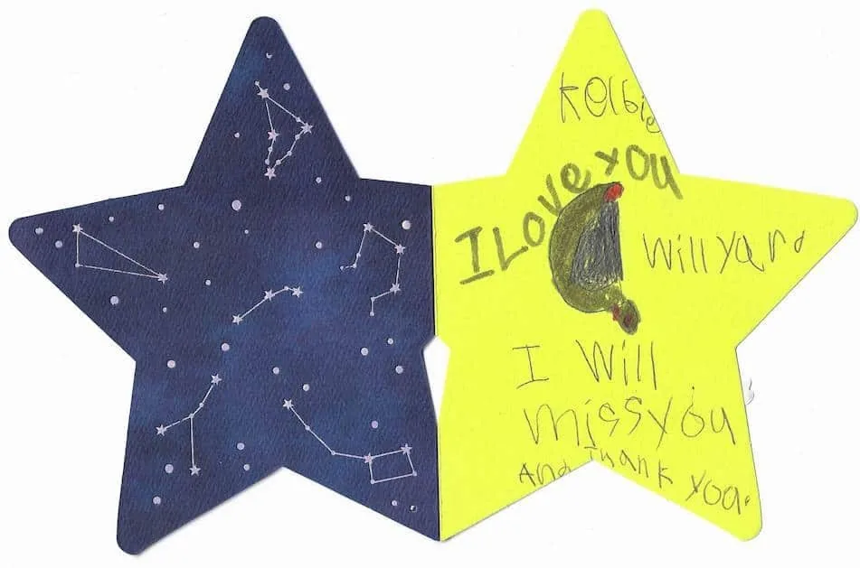 Tarjeta plegada en forma de estrella con un lado azul oscuro con constelaciones y un interior amarillo, con la inscripción «Lo quiero, Willyard. Lo voy a extrañar y gracias» y una pequeña oreja dibujada: un dulce regalo de despedida y agradecimiento en forma de estrella al Dr. Arturo Bonilla de un paciente agradecido que se sometió a cirugía de microtia